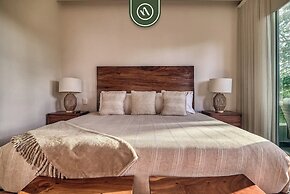 Luxury 2 BR Condo Near Golf Courses and Marina