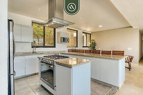 Luxury 4 BR Condo - Amazing Bay View - Pool
