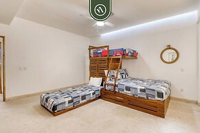 Luxury 4 BR Condo - Amazing Bay View - Pool