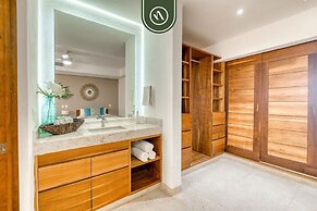 Luxury 4 BR Condo - Amazing Bay View - Pool