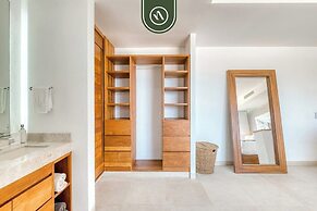 Luxury 4 BR Condo - Amazing Bay View - Pool