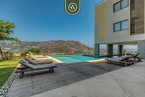 Luxury 4 BR Condo - Amazing Bay View - Pool