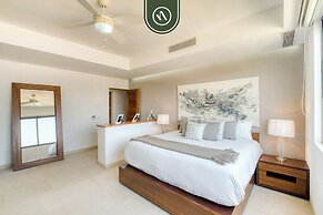 Luxury 4 BR Condo - Amazing Bay View - Pool