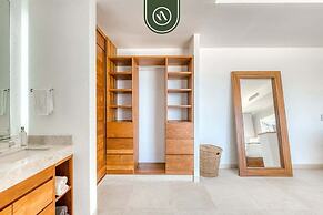 Luxury 4 BR Condo - Amazing Bay View - Pool