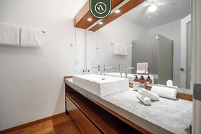 3 BR Condo - Private Terrace and Pool - Oceanview