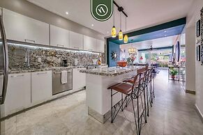 Stunning 2 BR Condo in Romantic Zone - Pool