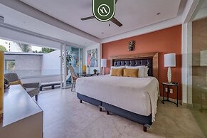 Stunning 2 BR Condo in Romantic Zone - Pool