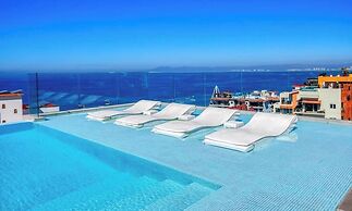 Stunning 2 BR Condo in Romantic Zone - Pool
