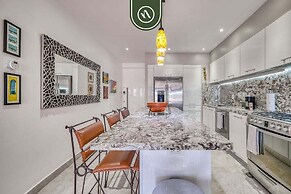 Stunning 2 BR Condo in Romantic Zone - Pool