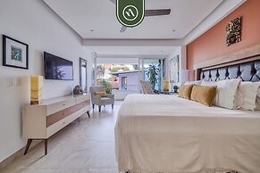 Stunning 2 BR Condo in Romantic Zone - Pool