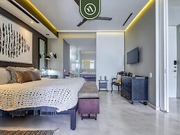 Luxury 1 BR Condo in Pier 57 - Infinity Pool