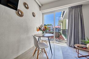 Cozy Studio -private Balcony - Pool - Gym