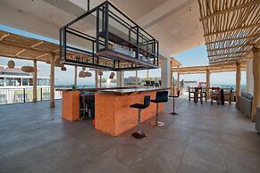 Cozy Studio -private Balcony - Pool - Gym