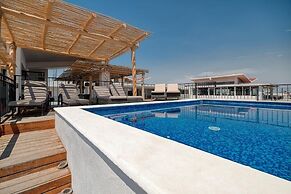 Cozy Studio -private Balcony - Pool - Gym
