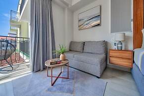 Cozy Studio -private Balcony - Pool - Gym