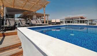 Cozy Studio -private Balcony - Pool - Gym