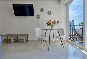 Cozy Studio -private Balcony - Pool - Gym