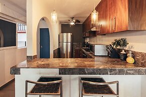 Cozy 2BR King Beds - Rooftop Pool - Fast Wifi