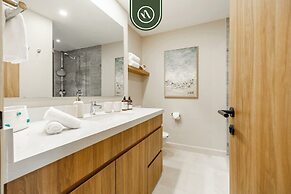 Elegant 1 BR Condo - Beachfront - Pools - King