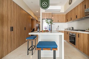 Elegant 1 BR Condo - Beachfront - Pools - King
