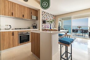 Elegant 1 BR Condo - Beachfront - Pools - King
