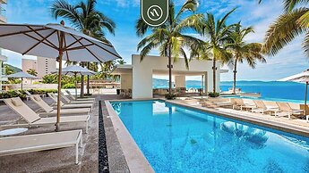 Elegant 1 BR Condo - Beachfront - Pools - King