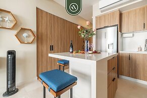 Elegant 1 BR Condo - Beachfront - Pools - King