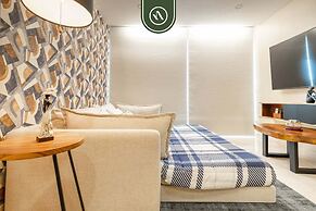 Elegant 1 BR Condo - Beachfront - Pools - King