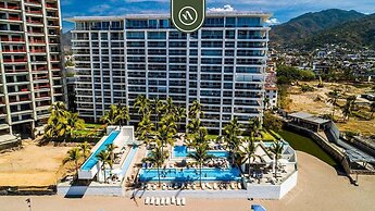 Elegant 1 BR Condo - Beachfront - Pools - King