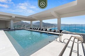 Elegant 1 BR Condo - Beachfront - Pools - King