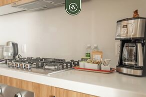 Elegant 1 BR Condo - Beachfront - Pools - King