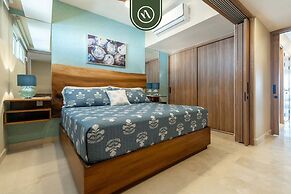Elegant 1 BR Condo - Beachfront - Pools - King