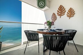 Elegant 1 BR Condo - Beachfront - Pools - King