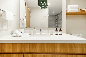 Elegant 1 BR Condo - Beachfront - Pools - King
