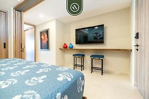 Elegant 1 BR Condo - Beachfront - Pools - King