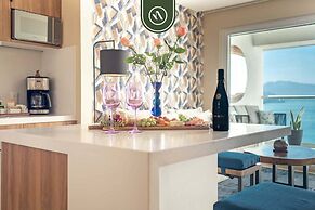 Elegant 1 BR Condo - Beachfront - Pools - King