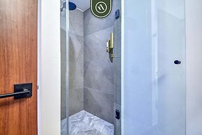 New Studio - King Bed - Pool - Jacuzzi - Gym