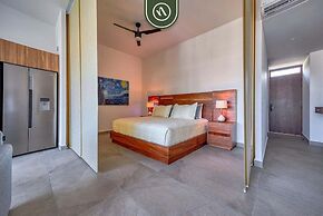 New Studio - King Bed - Pool - Jacuzzi - Gym