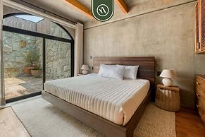 Luxury 2 BR Condo in Downtown - AC - Peaceful