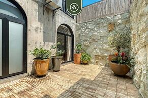Luxury 2 BR Condo in Downtown - AC - Peaceful