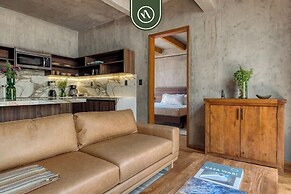 Luxury 2 BR Condo in Downtown - AC - Peaceful