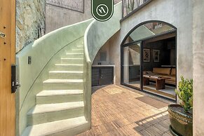 Luxury 2 BR Condo in Downtown - AC - Peaceful