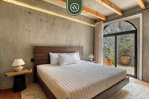 Luxury 2 BR Condo in Downtown - AC - Peaceful