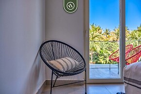 2BR Condo With Rooftop Pool - 2 Min Walk to Beach