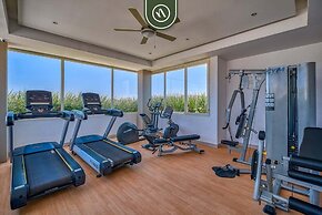 2BR Condo With Rooftop Pool - 2 Min Walk to Beach