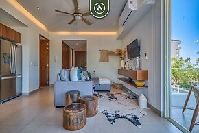 2BR Condo With Rooftop Pool - 2 Min Walk to Beach