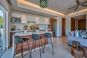 2BR Condo With Rooftop Pool - 2 Min Walk to Beach