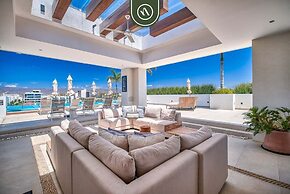 2BR Condo With Rooftop Pool - 2 Min Walk to Beach