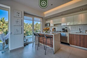 2BR Condo With Rooftop Pool - 2 Min Walk to Beach