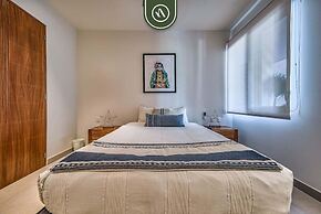 2BR Condo With Rooftop Pool - 2 Min Walk to Beach